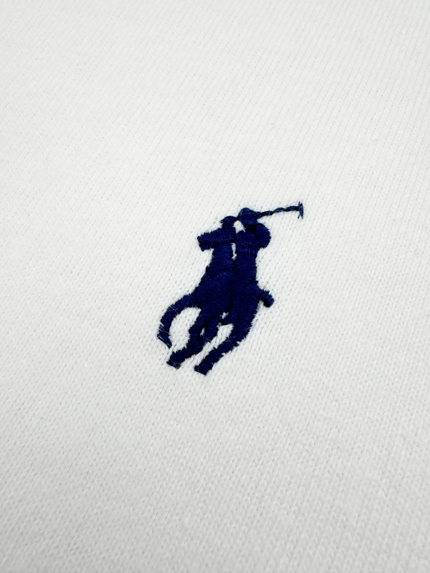 P190 Ralph Lauren logo embroidered short sleeves. Customized cotton and linen soft plain fabric. It feels delicate and comfortable against the skin. It is dressed in pure white and exudes innate elegance. The exquisite indigo pony logo is embellished with it. It is highly recognizable. It brings an atmosphere of freedom and vitality. A symphony of pure and smart colors. It outlines a high-end silhouette with extreme simplicity. It becomes the smart focus of the vision and demonstrates taste in silence. Craftsmanship 1: Adopting imported machine embroidery technology and using advanced computer control systems and precision mechanical components to achieve the iconic pony embroidery operation with high precision and smooth and delicate lines. Process 2: The fabrics are washed and have a better hand feel. Not easy to deform, not easy to shrink, not easy to fade, and maintain long-term beauty. Accessories: Customized 1:1 Ralph Lauren trademark. Version: Fitted version. Size: S M L XL. Style number: CC933.